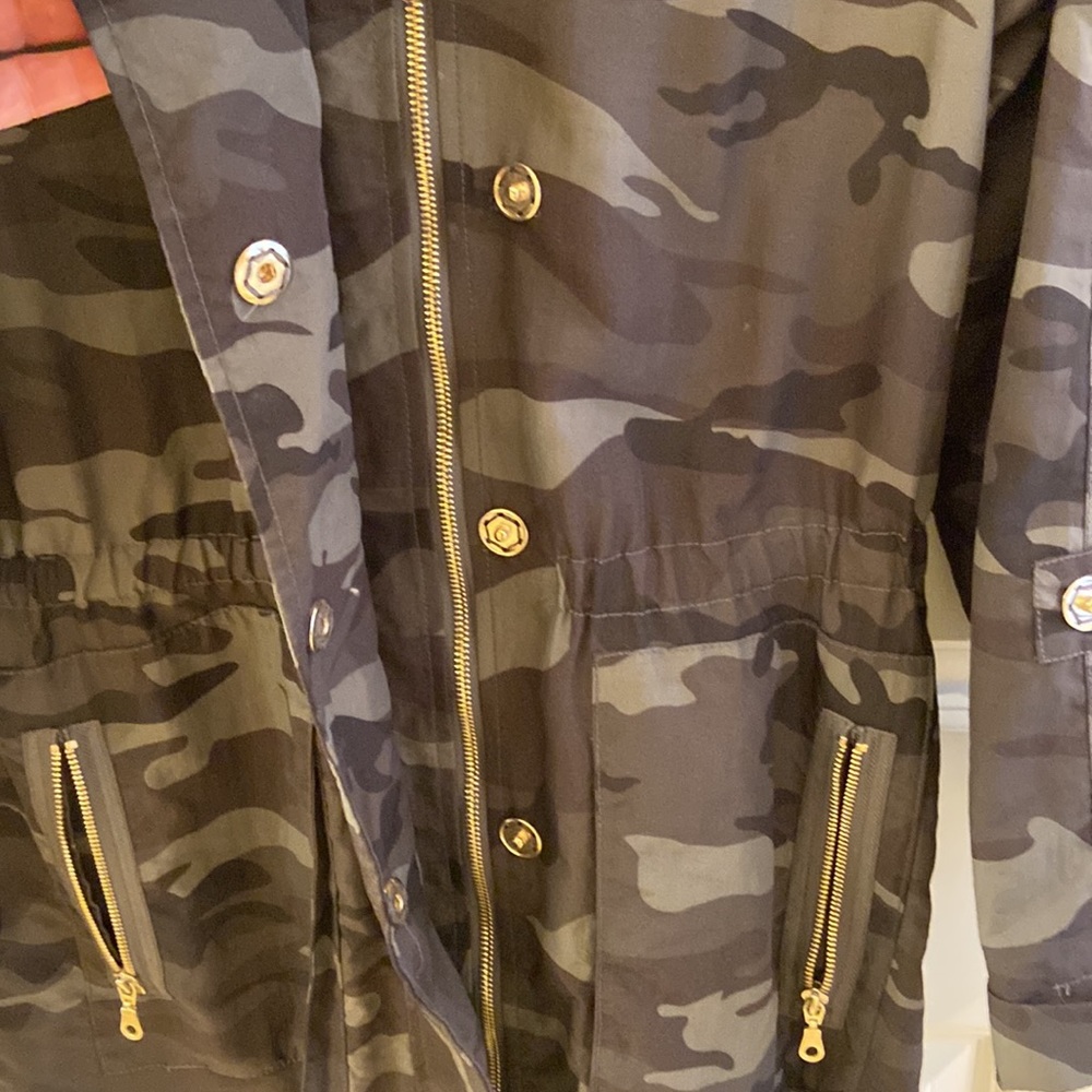 Tart Collections Cory Camouflage Rain jacket. Size XS. Like new. - Picture 6 of 12